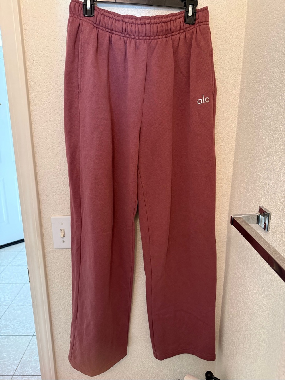 ALO Yoga Accolade straight leg  Sweatpants in mulberry color